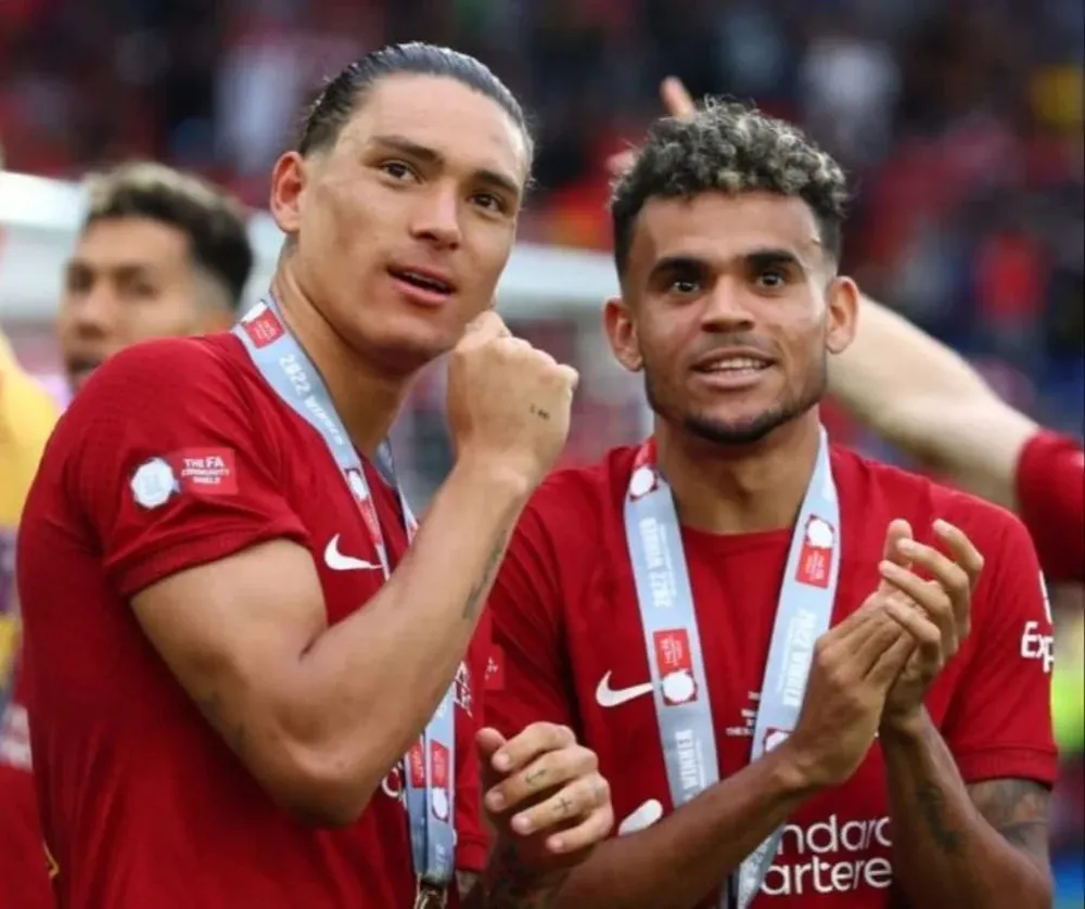 Darwin Núñez y Luis Díaz celebrando el título de la Communtity Shield (Supercopa Inglesa) con Liverpool; ahora se enfrentarán con sus selecciones