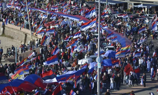 El FA sacó a relucir su optimismo con una bandera de 250 metros