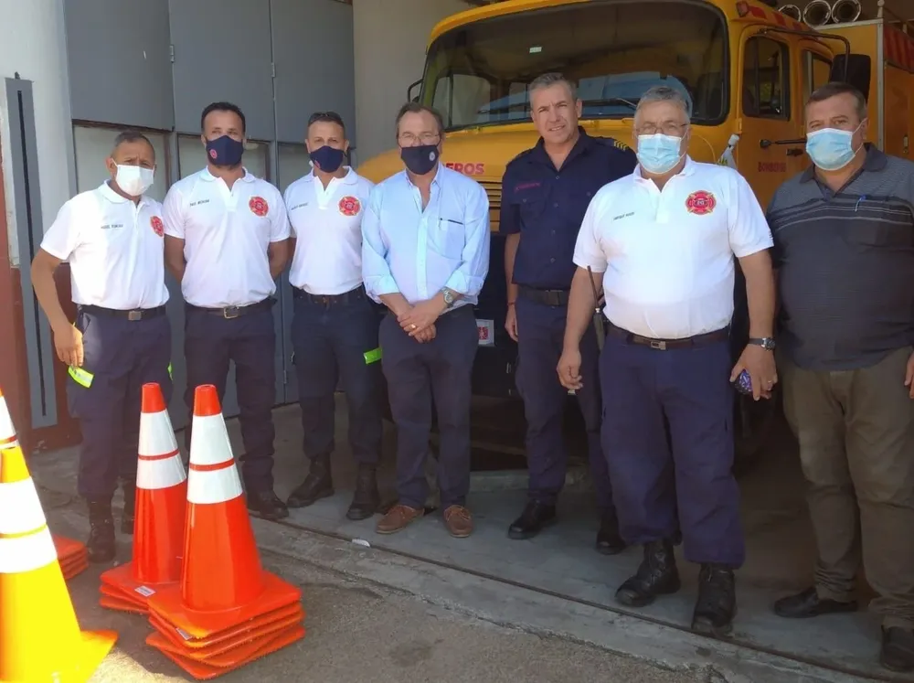 Ministerio de Transporte dona 15 conos a bomberos voluntarios de Salto