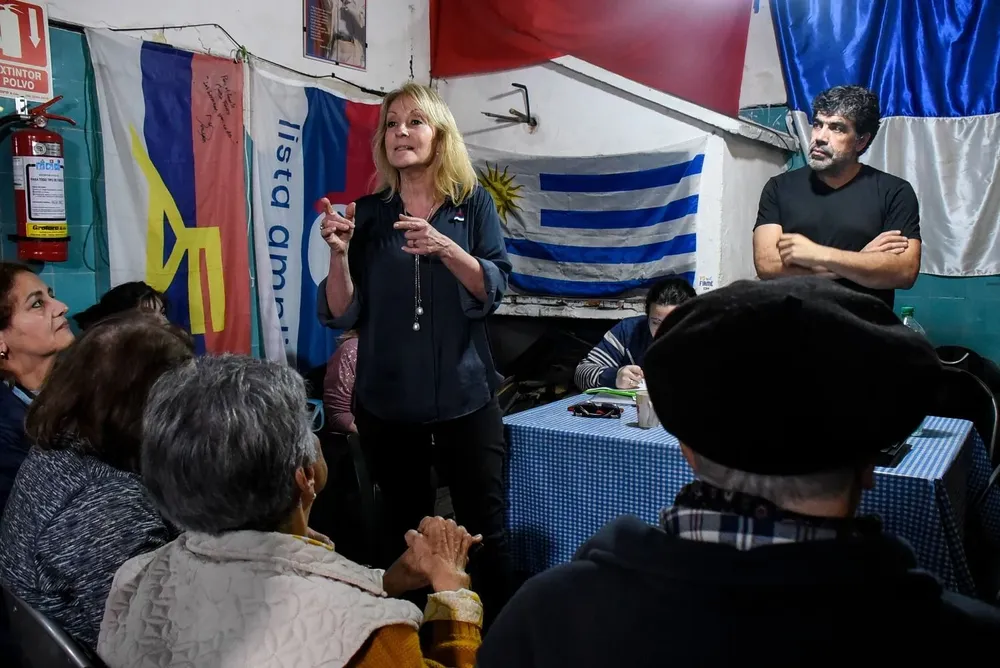 Oscar Andrade y Carolina Cosse en un comité de base del Frente Amplio. Foto de archivo