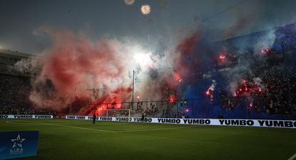 Los hinchas de Nacional encienden bengalas y se suben al tejido minutos antes del inicio del partido