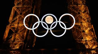 La luna entre los aros olímpicos de la Torre Eiffel    