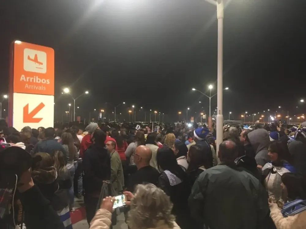 Impresionante la cantidad de gente que se acercó a Carrasco para despedir a la selección