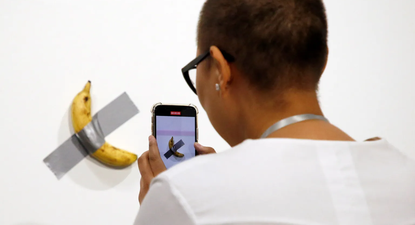 La polémica banana pegada a la pared se vendió en una subasta por 6,2 millones de dólares