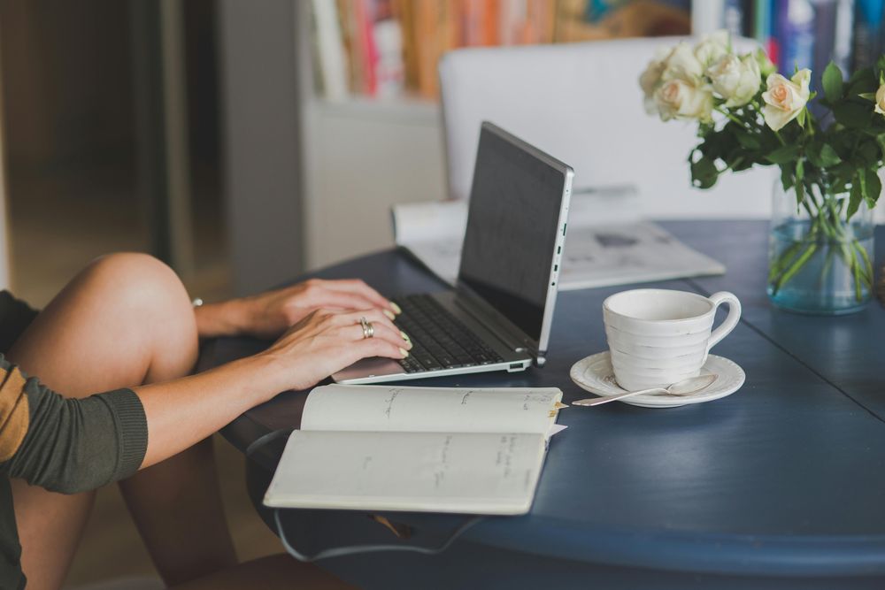 El empleo híbrido permite trabajar algunos días de forma presencial y otros de manera remota.