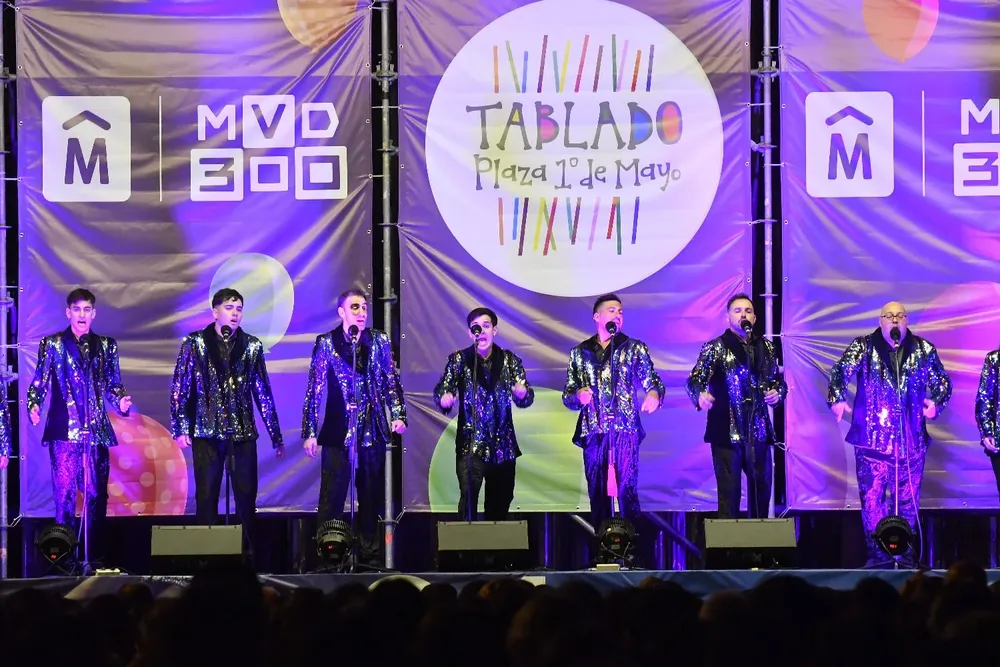 Los Chobys actuando en el tablado de la Plaza 1º de Mayo.