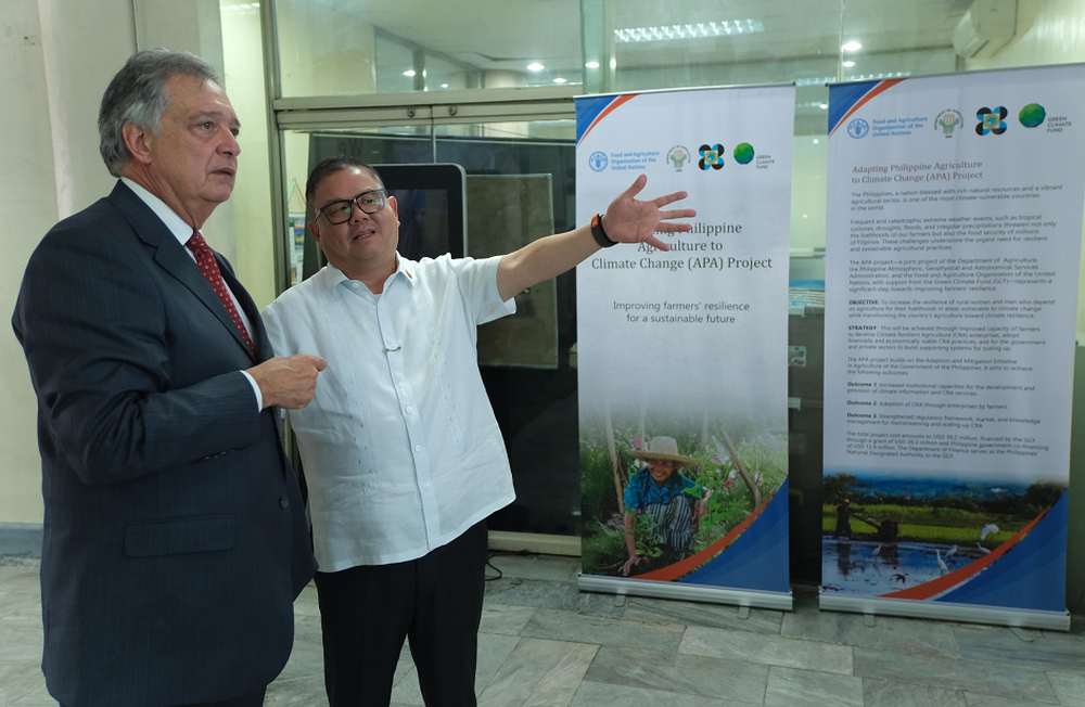 Fernando Mattos junto a su par filipino.