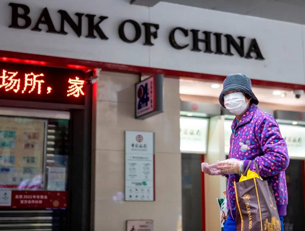 Un ciudadano chino camina por la calle con tapaboca