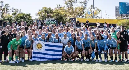 Las celestes con el Pabellón Nacional