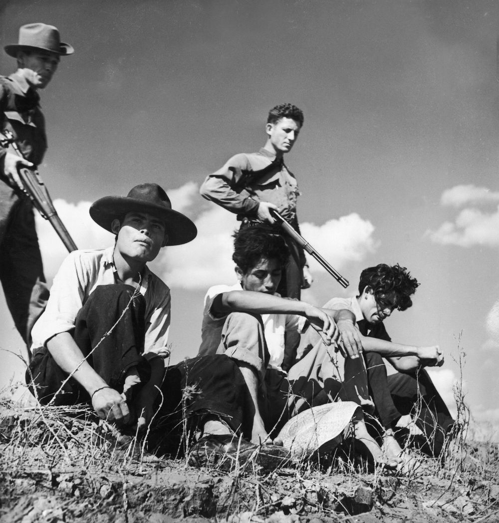 A partir de la década de 1950, la Patrulla Fronteriza empezó a realizar operaciones con tácticas militarizadas para detener indocumentados.