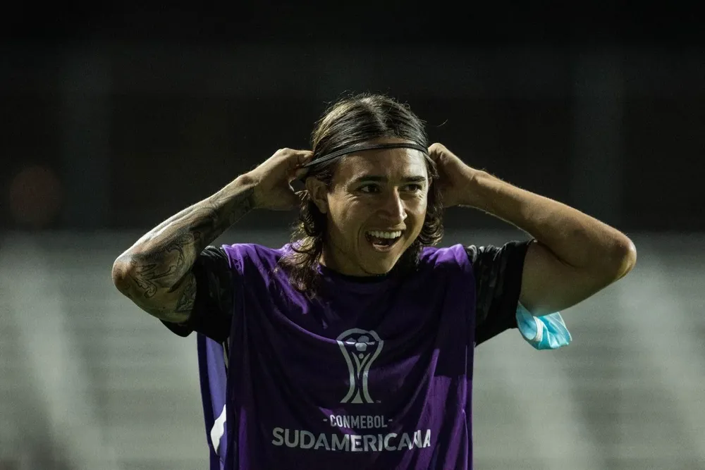 Bryan Olivera defendiendo a Fénix en la Copa Sudamericana