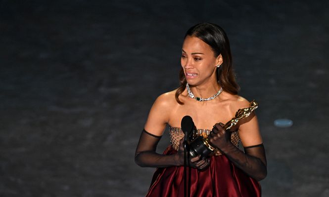El discurso entre lágrimas de Zoe Saldaña: Soy la primera estadounidense de origen dominicano en ganar un Oscar, y no seré la última