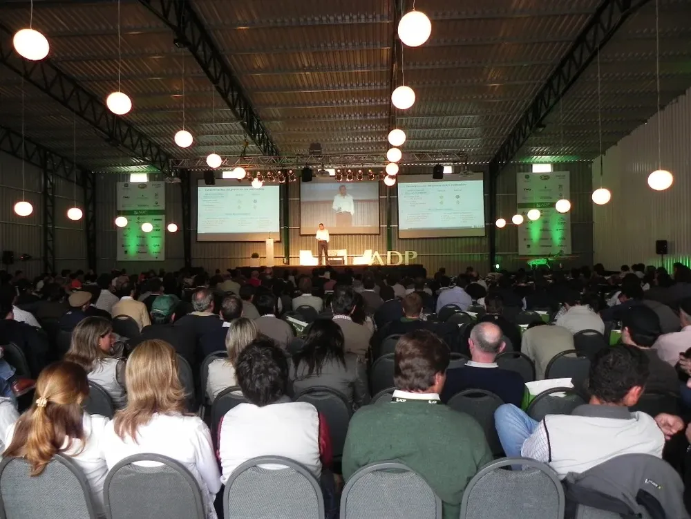 El economista Oddone durante su charla en Dolores