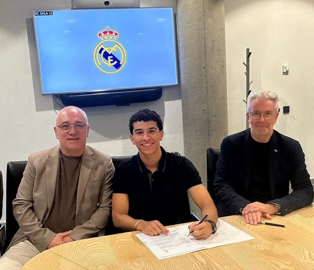 Luis Chabat y Andrea Pastorello en el momento de la nueva firma de Manu Romero con Real Madrid y su extensi&oacute;n de contrato hasta 2028