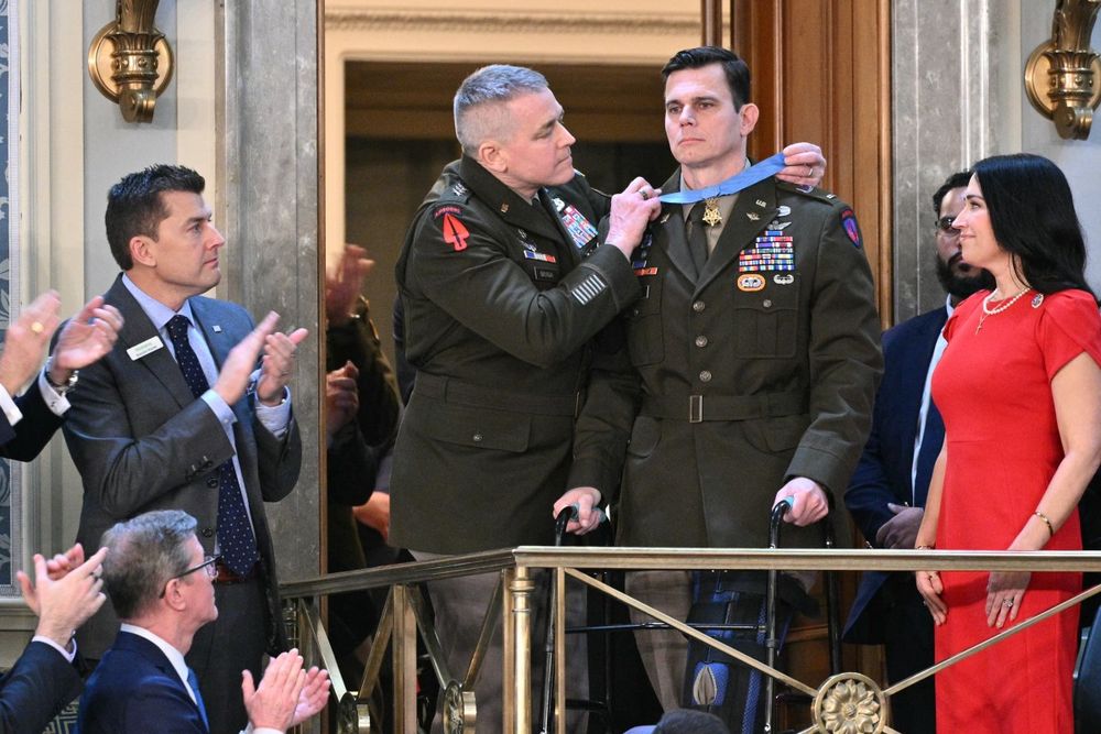 El suboficial del Ejército de EEUU Eric Slover recibe una Medalla de Honor durante el discurso del Estado de la Unión del presidente Donald Trump.