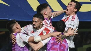 Nicolás Fonseca celebra el triunfo clásico de River Plate ante Boca Juniors en La Bombonera