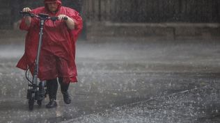 Una persona en medio de la lluvia en Valencia