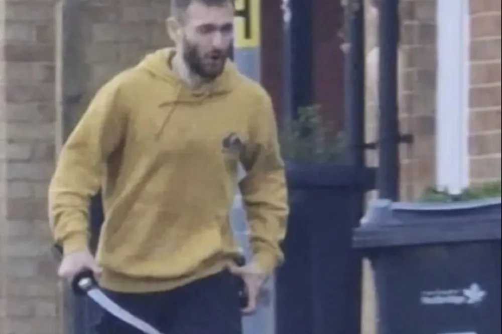 El atacante, espada en mano.