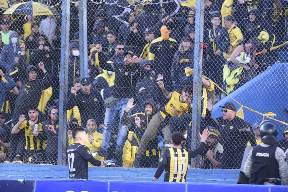 Hinchas de Peñarol durante el clásico en el Parque Central