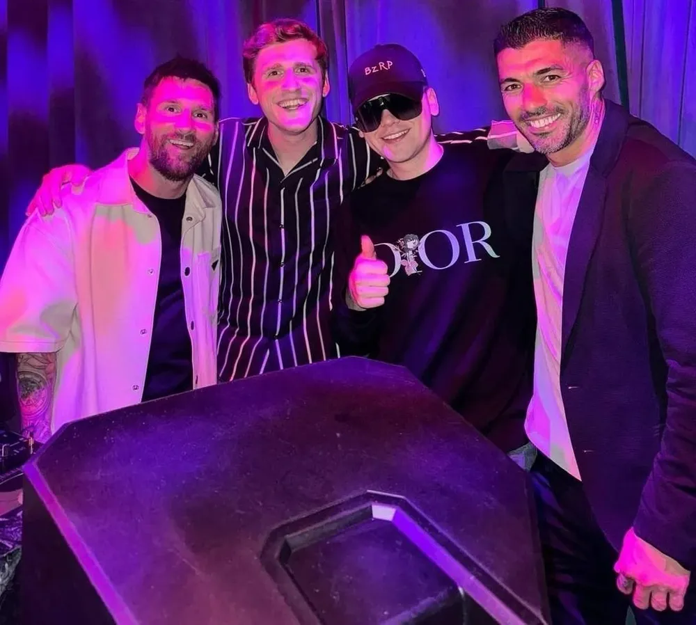 Luis Suárez junto a LIonel Messi estuvieron con Bizarrap