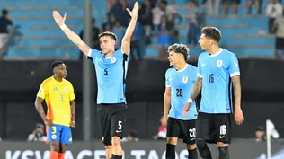 Manuel Ugarte celebra su primer gol para la selección de Uruguay que le dio la victoria en la hora ante Colombia