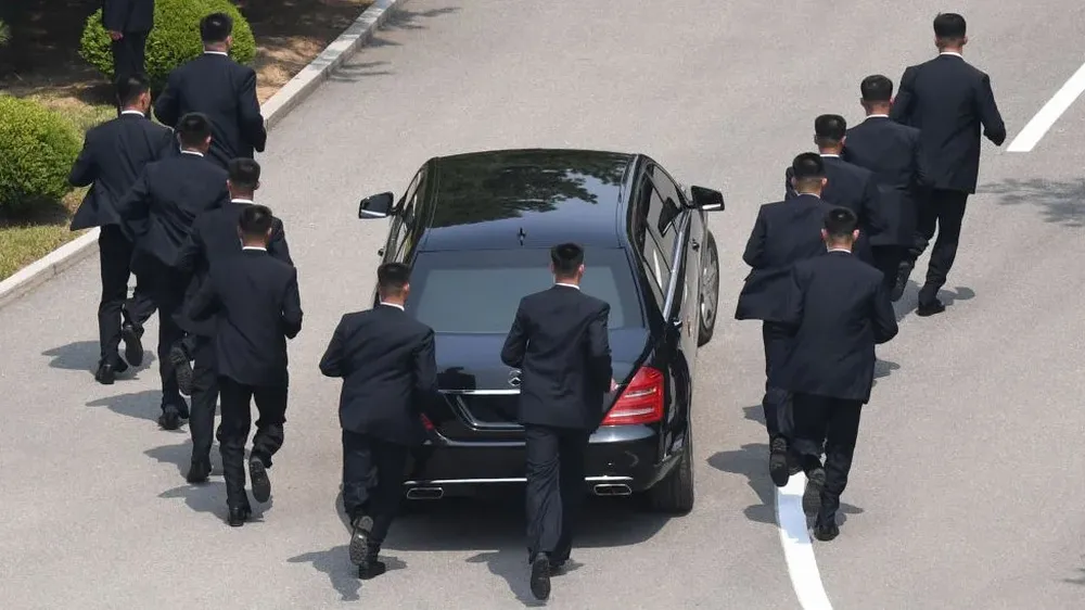 En comparación con su padre, Kim tiene menos guardaespaldas, y estos tienen una presencia menos prominente.