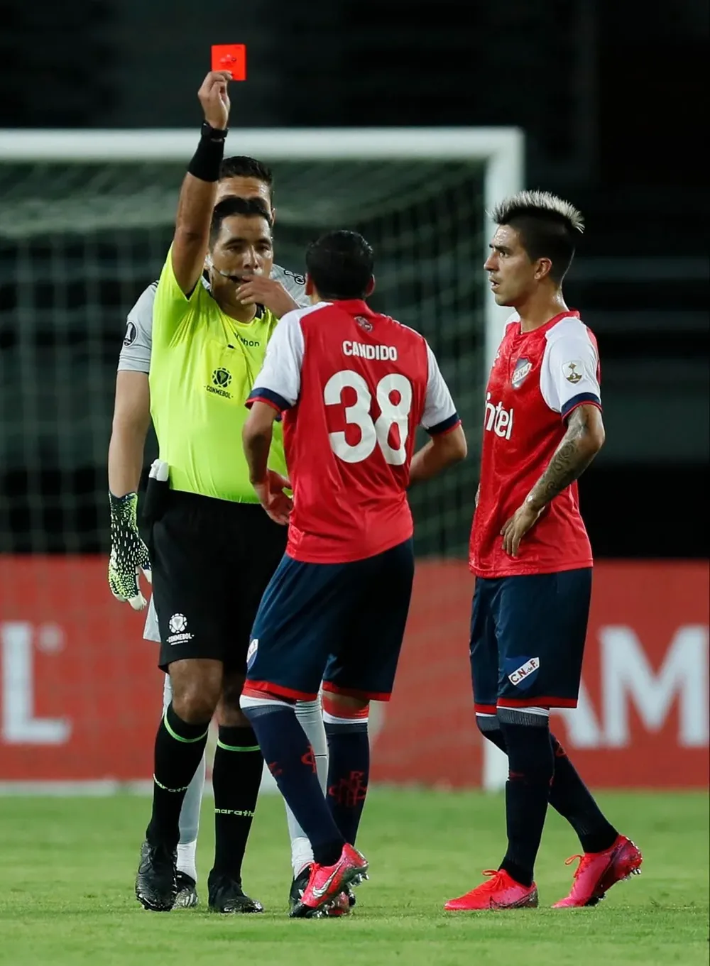 Diego Haro expulsa a Camilo Cándido en la Libertadores 2021