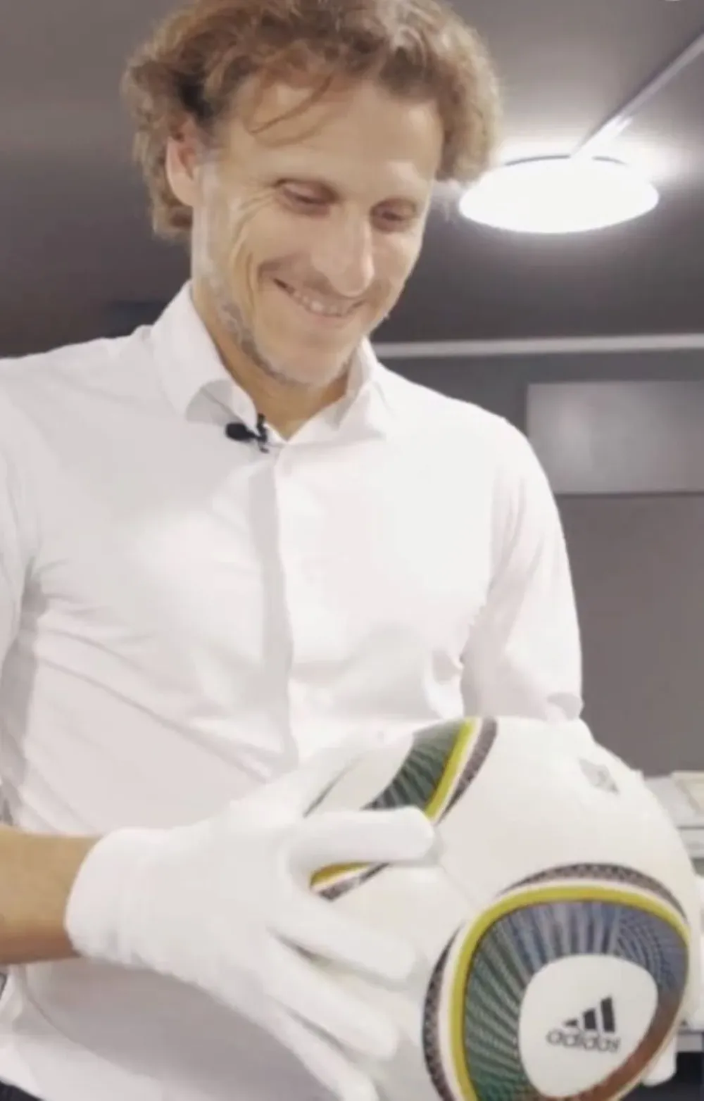 Diego Forlán se reencontró con la pelota Jabulani, con la que hizo cinco goles en el Mundial de Sudáfrica 2010