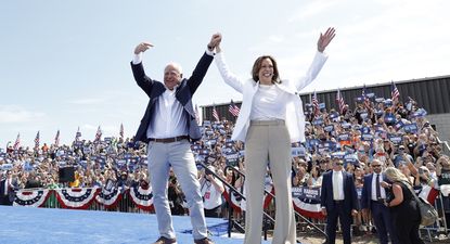 Kamala Harris y Tim Walz en un acto de campaña en Wisconsin el 7 de agosto