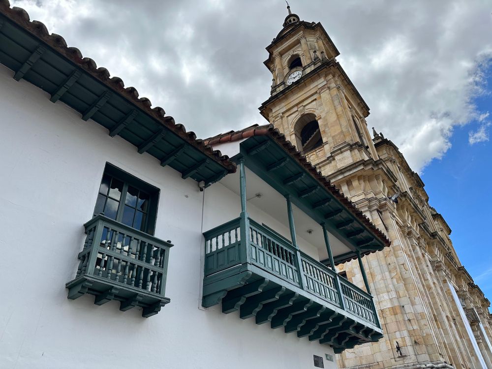La Casa del Florero, en primer plano al costado de la Catedral, planea aumentar en su museo el espacio de lo acontecido durante la Toma y Retoma del Palacio de Justicia.