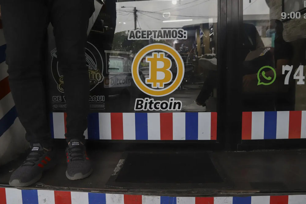 Aceptamos Bitcoin, se anuncia en una barberia en Santa Tecla, El Salvador, en 2021. AP.webp