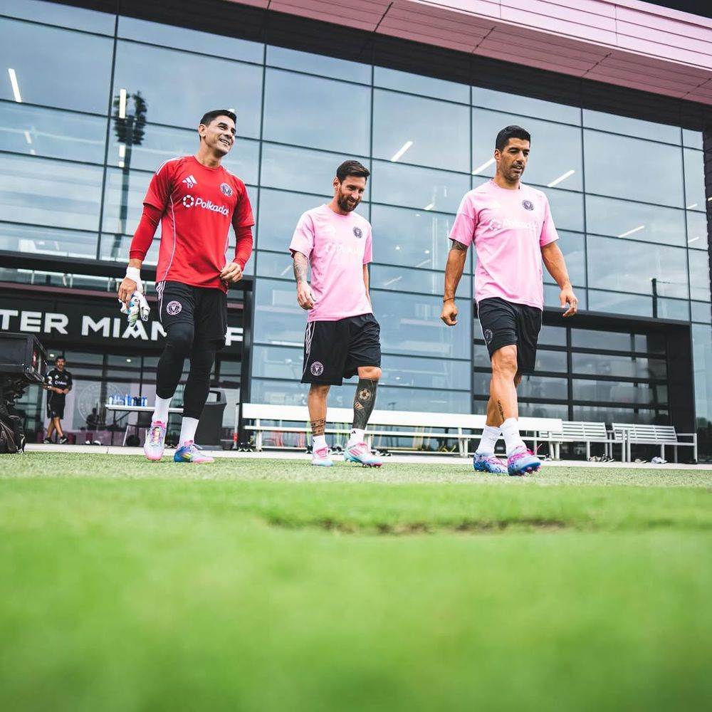 Oscar Ustari junto a Lionel Messi y Luis Suárez en Inter Miami