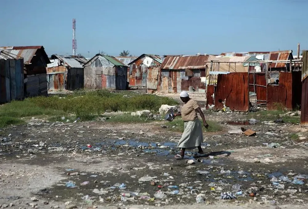 Haití- Una mujer camina por el barrio Cité Soleil, Puerto Príncipe