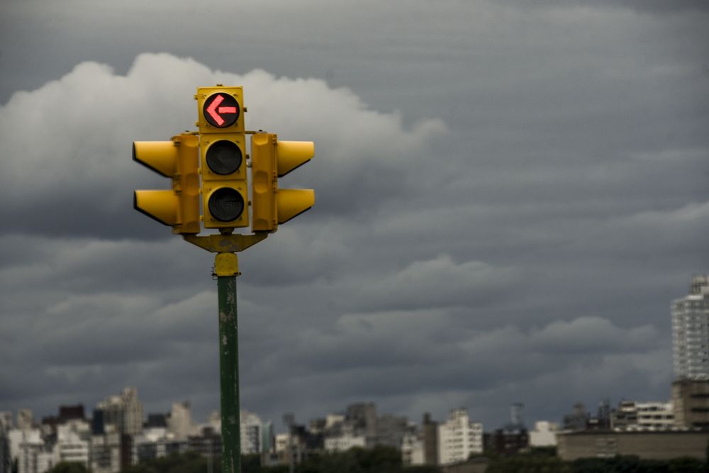 20250331 Mal tiempo, nubes grises, temporal, clima, semaforo.