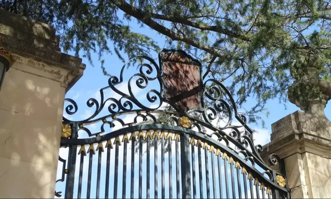 La verja de entrada al Palacio Real de El Pardo con el hueco vacío que antes ocupaba el escudo franquista