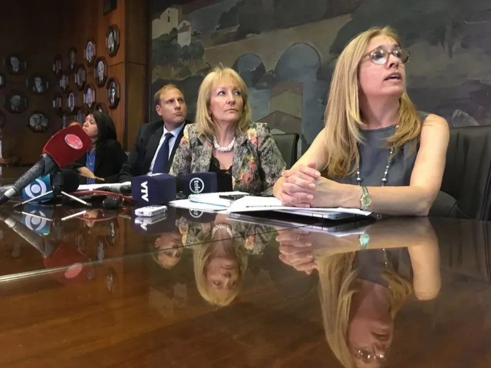 La presidenta de ANCAP, Marta Jara, junto a la ministra de Industria, Carolina Cosse