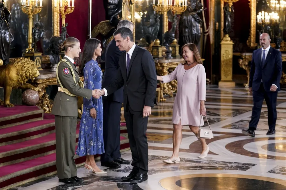 La princesa Leonor, la Reina Letizia y el Rey Felipe VI saludan al presidente del Gobierno en funciones, Pedro Sánchez.