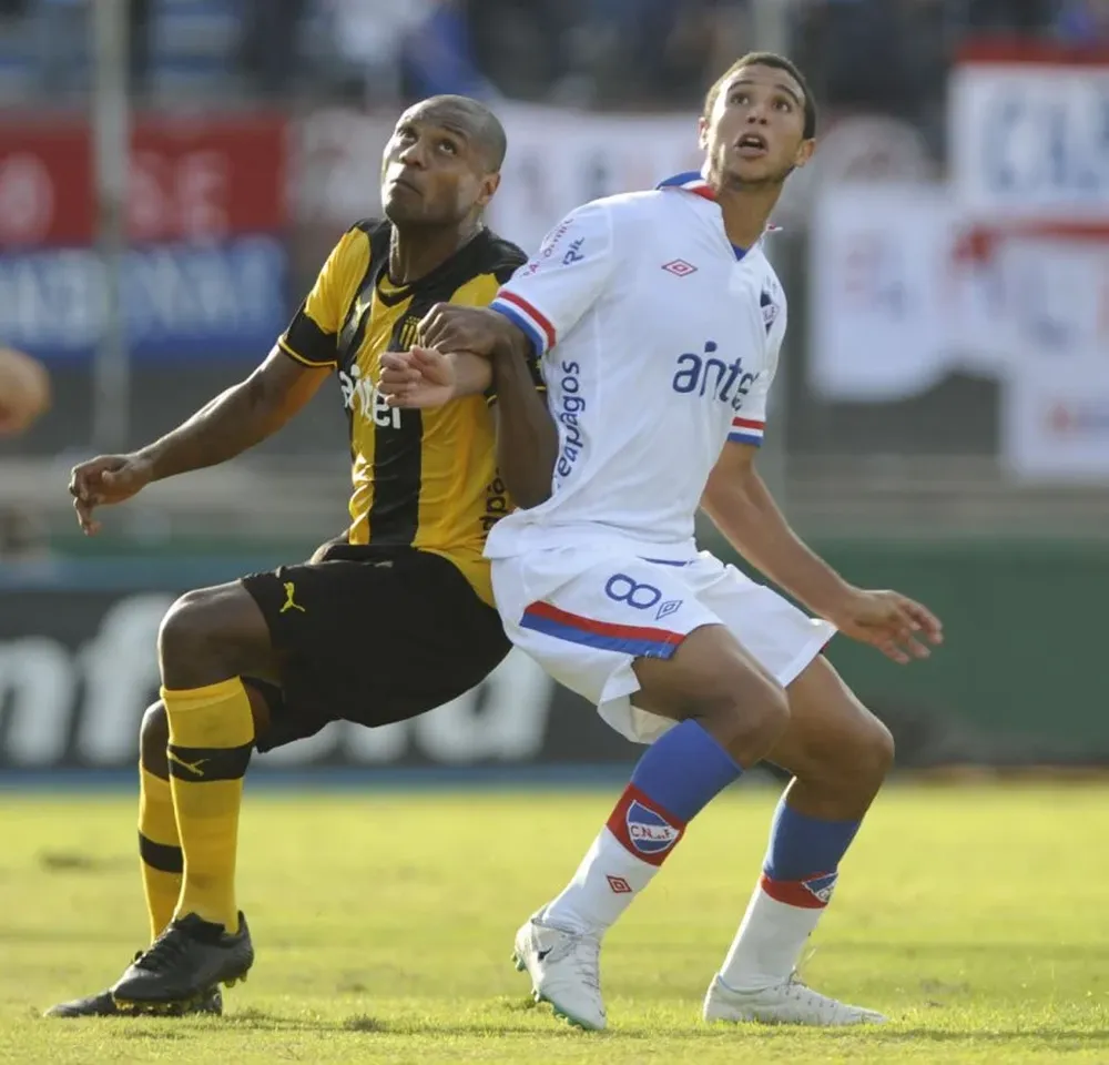 Marcelo Zalayeta en un encuentro clásico