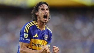  Edinson Cavani festejando un gol