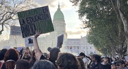 Miles de personas vuelven a marchar por la universidad pública.