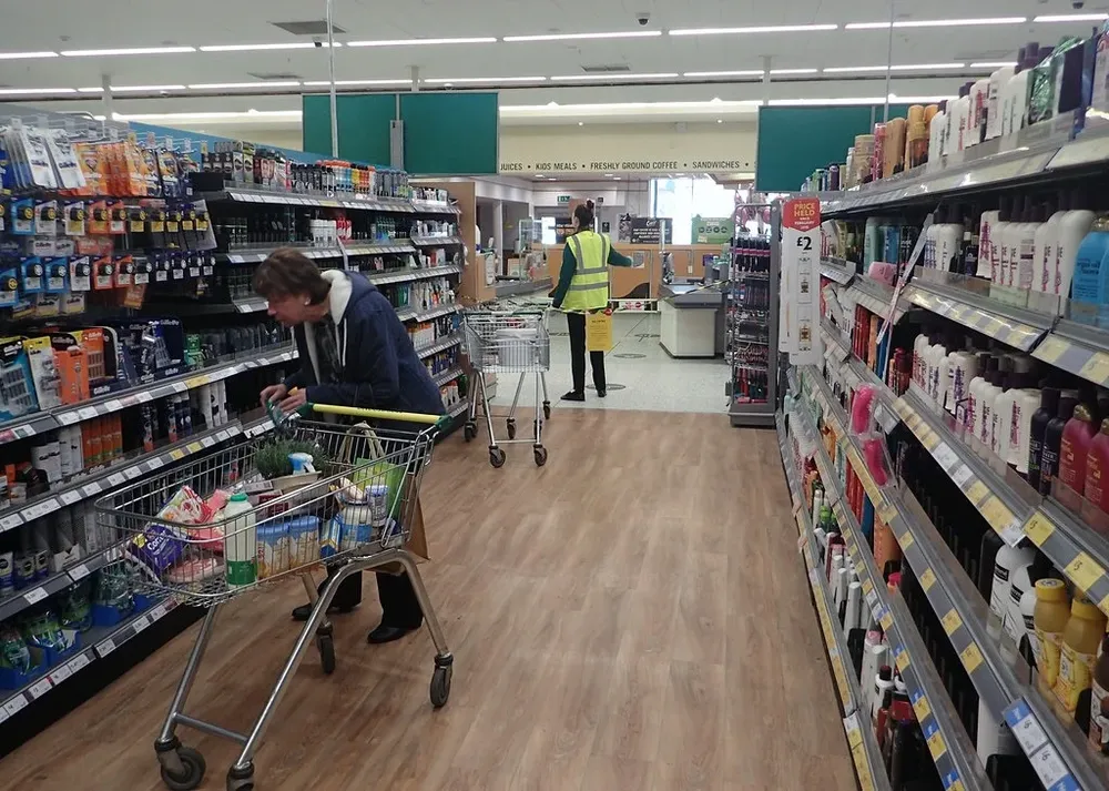 Los supermercados británicos enfrentan una ola inédita de robos de comida y bebidas, muchas veces realizados por gente afectada por el alto costo de vida
