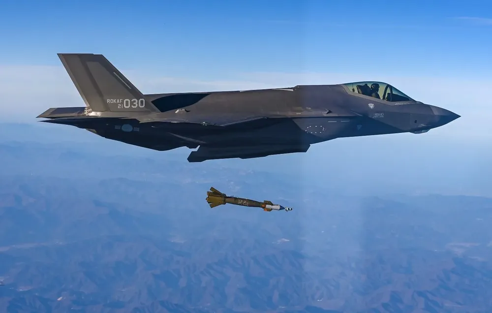 Un jet F-35 de Corea del Sur tira una bomba.