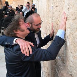 El presidente Javier Milei junto al rabino Axel Wahnish, embajador argentino en Israel, en el Muro de los Lamentos, durante la visita del mandatario a Israel, a comienzos del año pasado