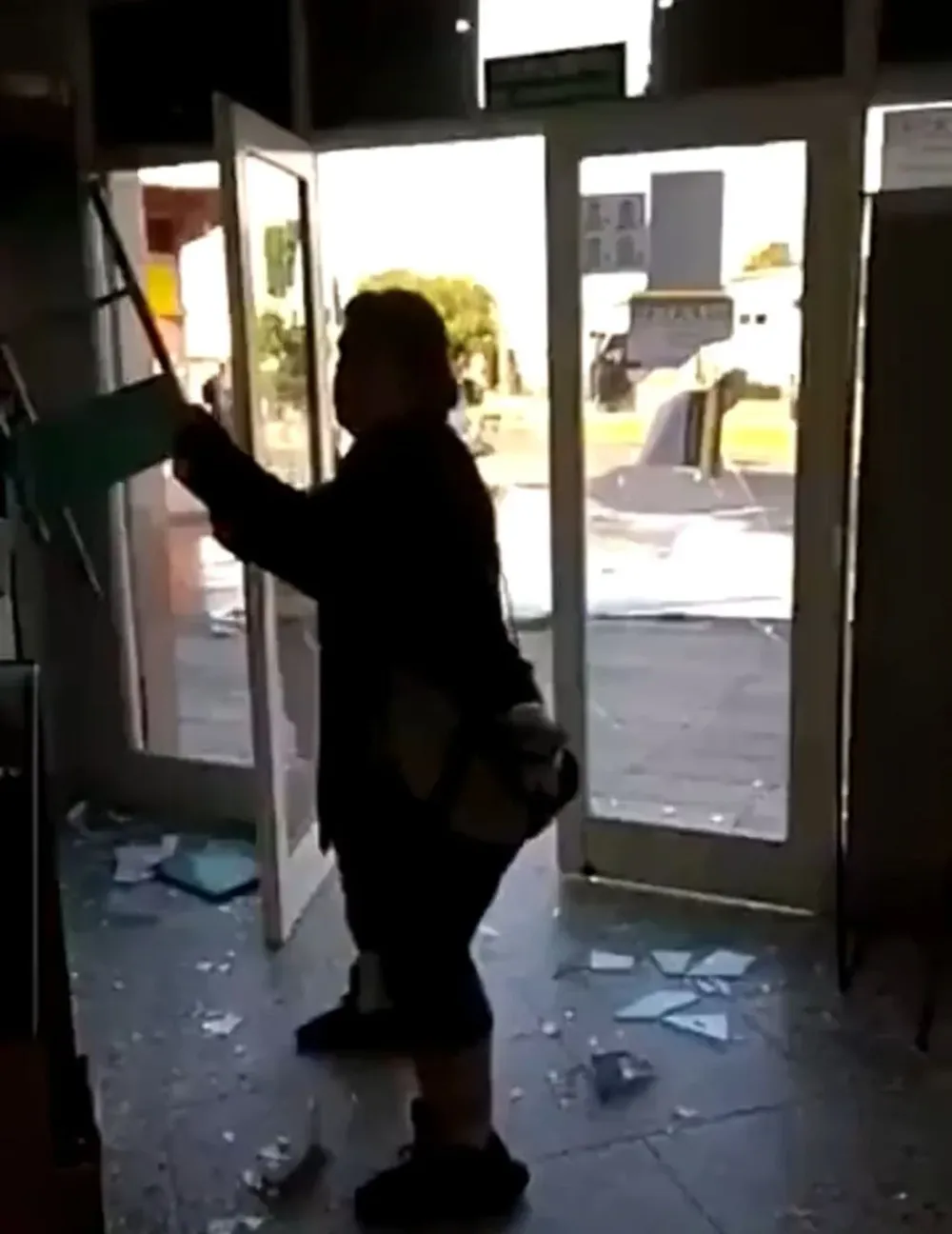 Mujer agrede oficina de Registro Civil en Buenos Aires, Argentina