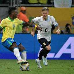 Vinícius Jr. de Brasil ante Guillermo Varela de la selección de Uruguay