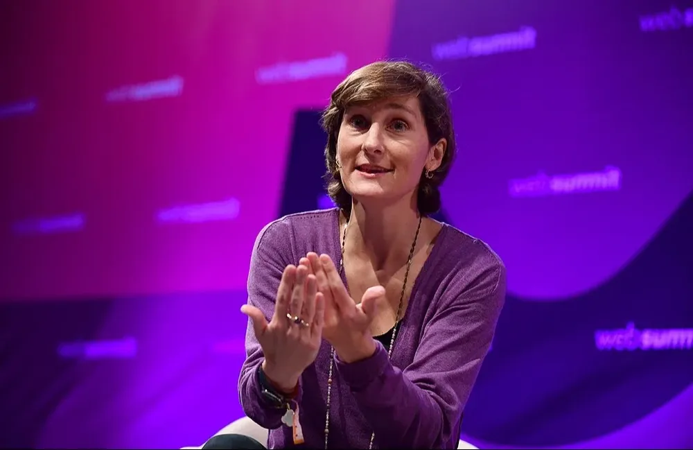 Amélie Oudéa-Castéra, la nueva ministra de Educación de Francia enfrenta críticas por mentir sobre las razones para enviar a su hijo a una escuela privada.