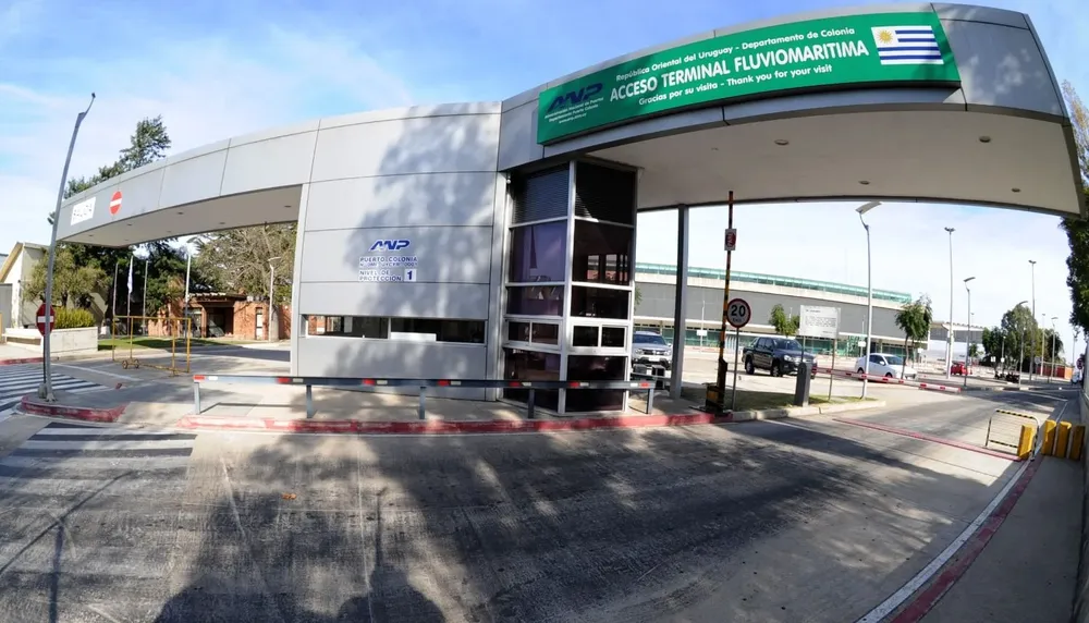 El acceso al puerto de Colonia