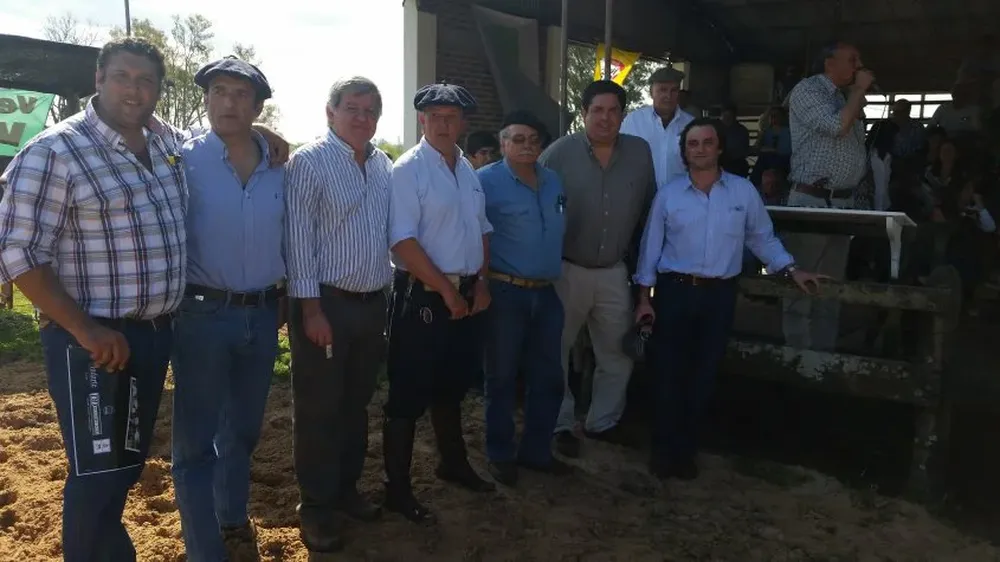 Los principales de la cabaña con integrantes de los escritorios rematadores