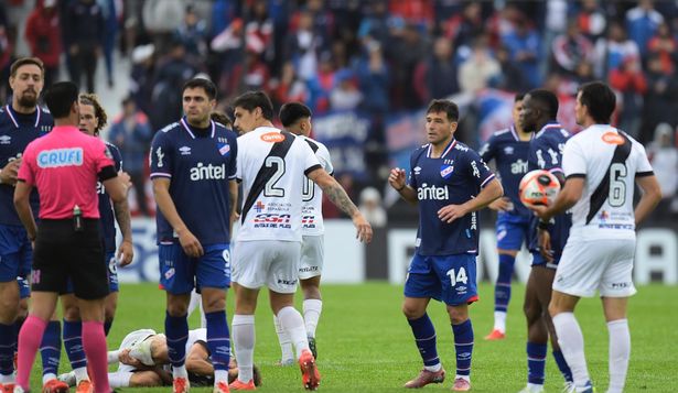 Leodán González y Nicolás Lodeiro discuten luego de que el árbitro expulsara al jugador de Nacional, en el último partido ante Danubio