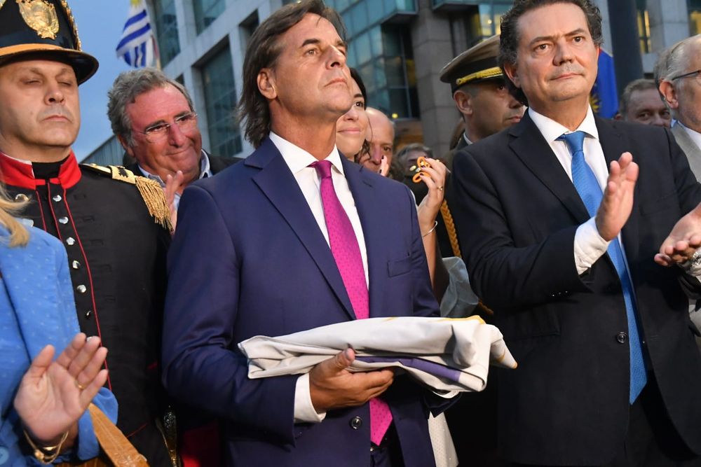 Lacalle Pou con el Pabellón Nacional en Plaza Independencia